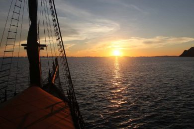 El Aleph Indonesian cruises sailing into ocean